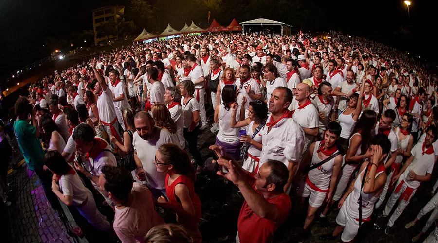 El concierto de Amparanoia en la Plaza de los Fueros arrancó la fiesta en la noche del 6 de julio. DANIEL FERNÁNDEZ (14)