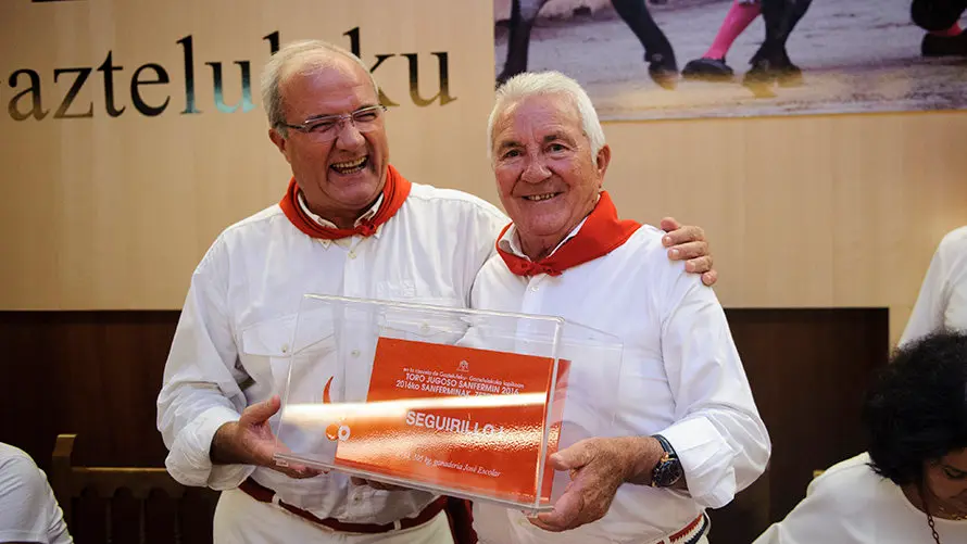 Entrega de premio al toro mas jugoso en el Gazteluleku. MIGUEL OSÉS_6