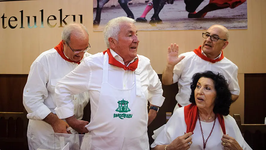 Entrega de premio al toro mas jugoso en el Gazteluleku. MIGUEL OSÉS_7