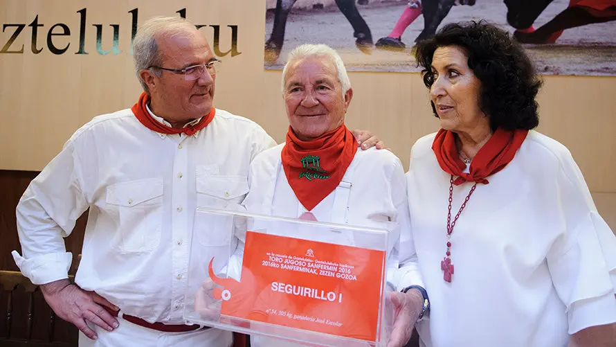 Entrega de premio al toro mas jugoso en el Gazteluleku. MIGUEL OSÉS_9
