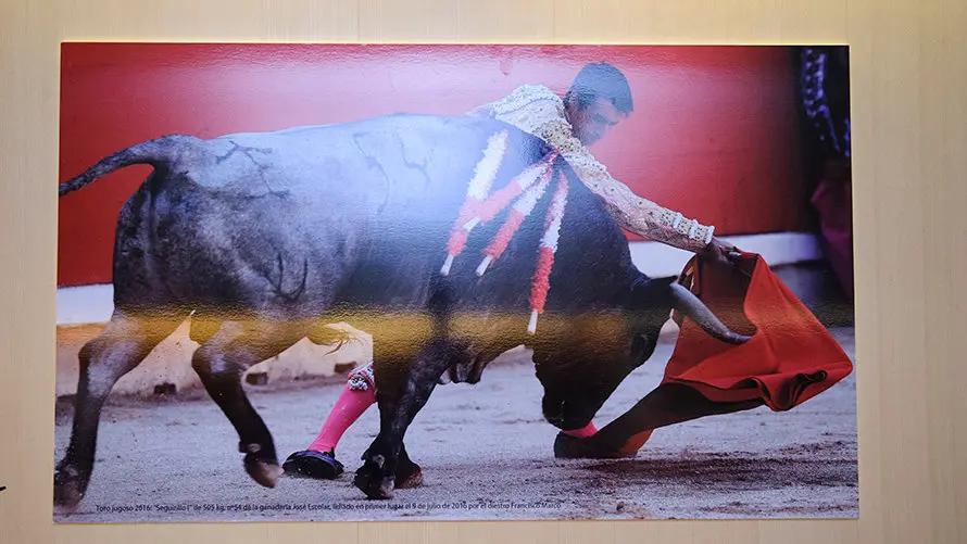 Entrega de premio al toro mas jugoso en el Gazteluleku. MIGUEL OSÉS_10