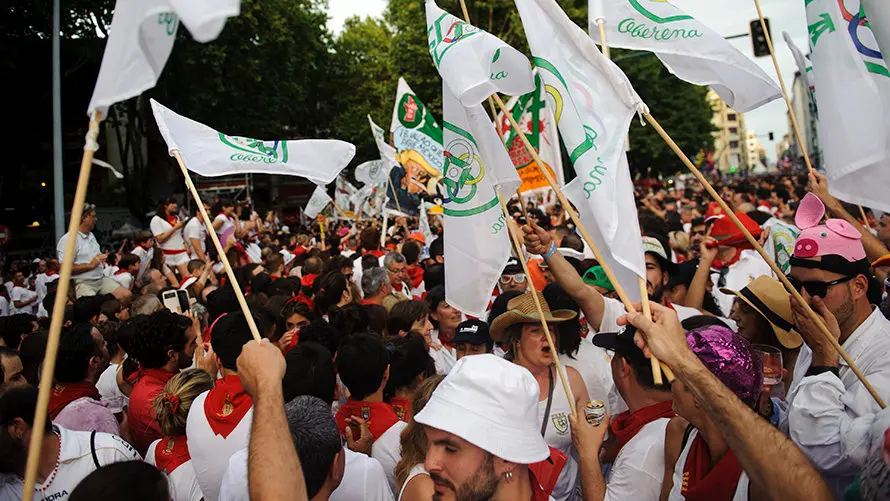 Salida de las Peñas tras la primera corrida de los Sanfermines de 2017. MIGUEL OSÉS