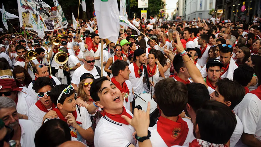 Salida de las Peñas tras la primera corrida de los Sanfermines de 2017. MIGUEL OSÉS_3