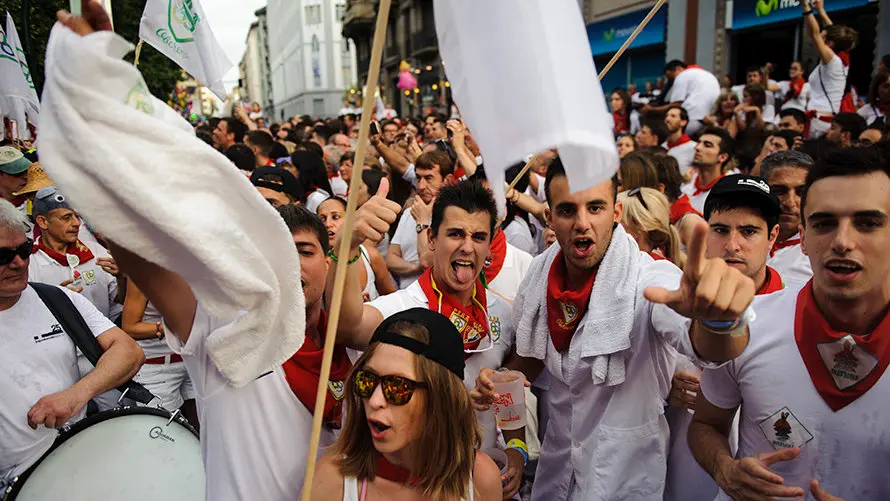 Salida de las Peñas tras la primera corrida de los Sanfermines de 2017. MIGUEL OSÉS_4