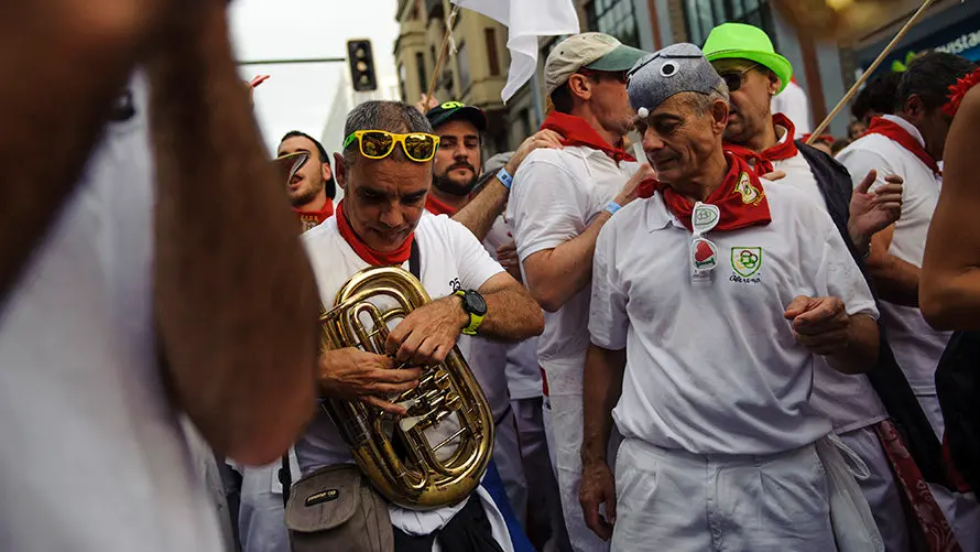 Salida de las Peñas tras la primera corrida de los Sanfermines de 2017. MIGUEL OSÉS_5