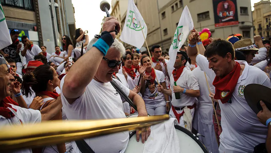 Salida de las Peñas tras la primera corrida de los Sanfermines de 2017. MIGUEL OSÉS_7