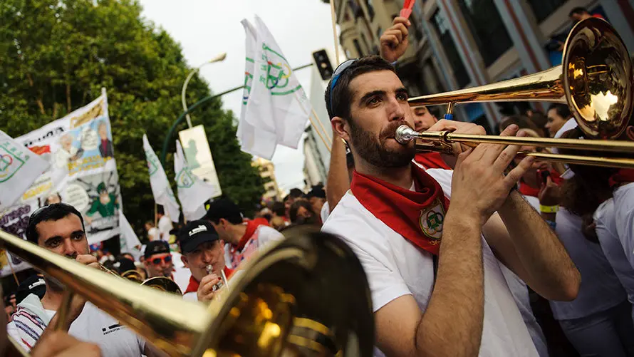Salida de las Peñas tras la primera corrida de los Sanfermines de 2017. MIGUEL OSÉS_8