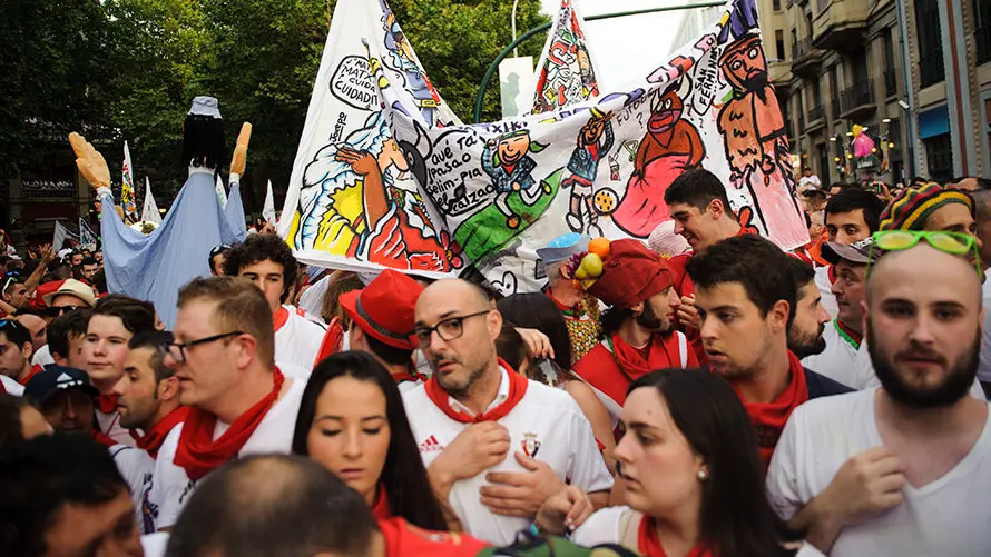 Salida de las Peñas tras la primera corrida de los Sanfermines de 2017. MIGUEL OSÉS_10