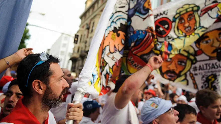 Salida de las Peñas tras la primera corrida de los Sanfermines de 2017. MIGUEL OSÉS_13