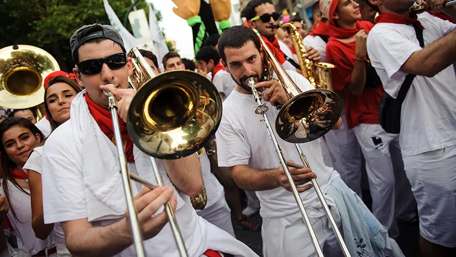 Salida de las Peñas tras la primera corrida de los Sanfermines de 2017. MIGUEL OSÉS_17