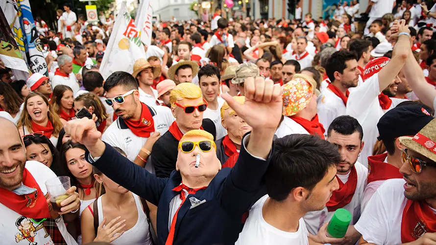 Salida de las Peñas tras la primera corrida de los Sanfermines de 2017. MIGUEL OSÉS_18