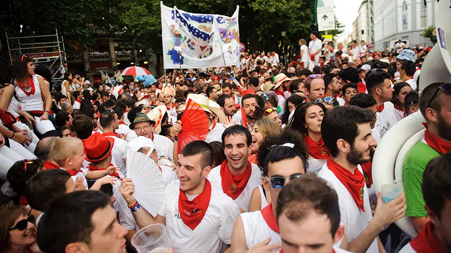 Salida de las Peñas tras la primera corrida de los Sanfermines de 2017. MIGUEL OSÉS_20