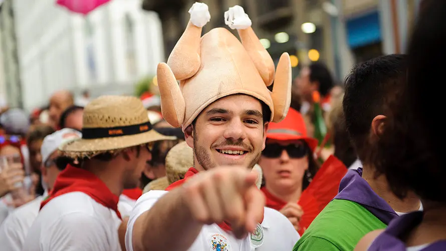 Salida de las Peñas tras la primera corrida de los Sanfermines de 2017. MIGUEL OSÉS_21