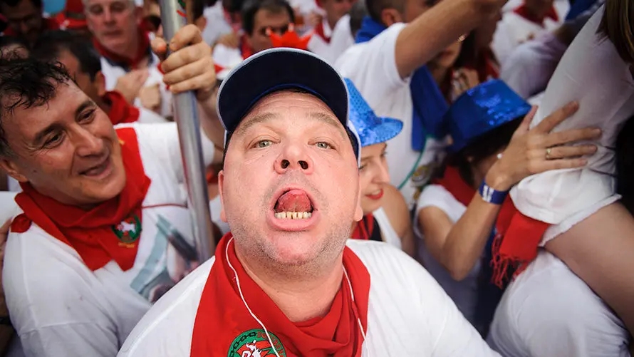 Salida de las Peñas tras la primera corrida de los Sanfermines de 2017. MIGUEL OSÉS_23