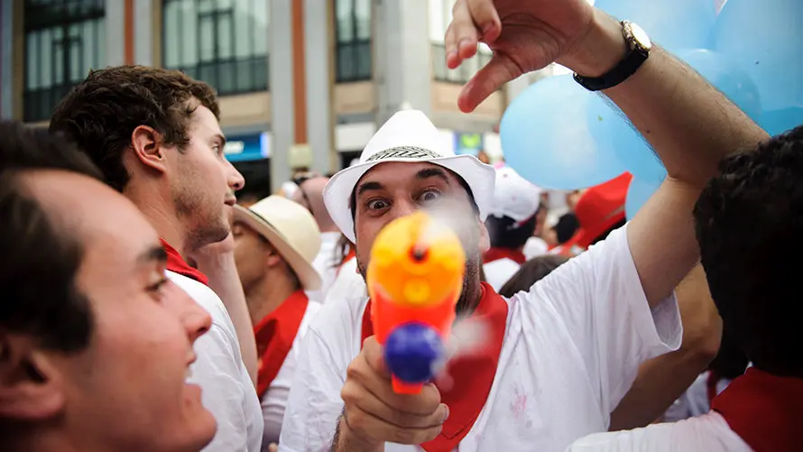 Salida de las Peñas tras la primera corrida de los Sanfermines de 2017. MIGUEL OSÉS_24