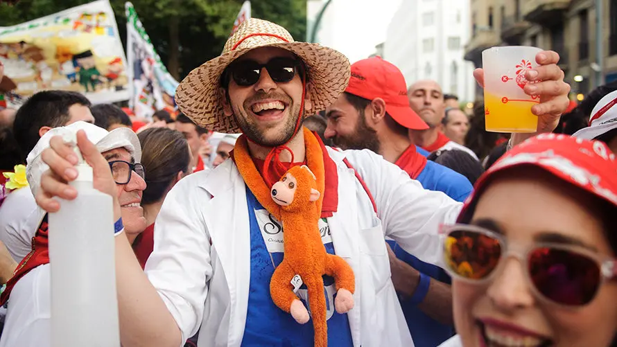 Salida de las Peñas tras la primera corrida de los Sanfermines de 2017. MIGUEL OSÉS_26