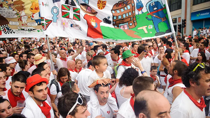 Salida de las Peñas tras la primera corrida de los Sanfermines de 2017. MIGUEL OSÉS_27