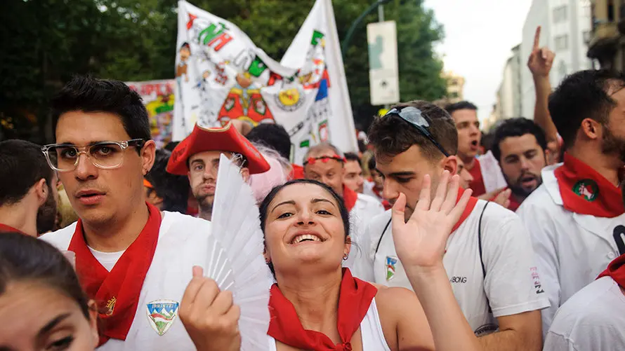 Salida de las Peñas tras la primera corrida de los Sanfermines de 2017. MIGUEL OSÉS