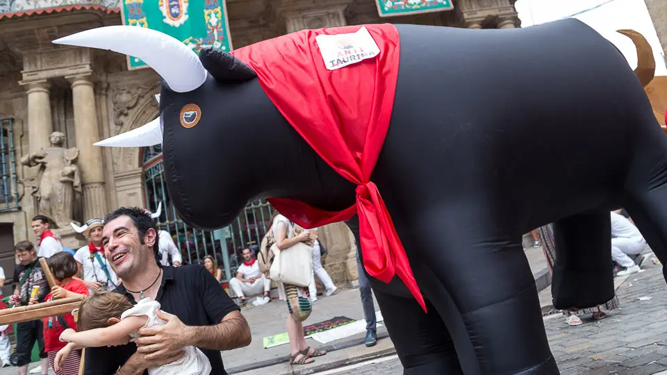 Manifestación antitaurina 'Kalejira Festiva' en el casco antiguo. IÑIGO ALZUGARAY (7)