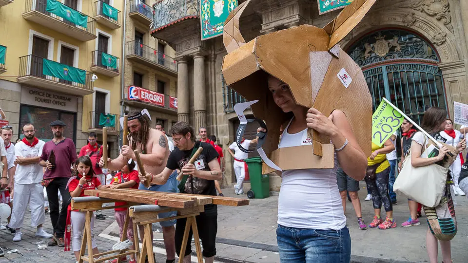 Manifestación antitaurina 'Kalejira Festiva' en el casco antiguo. IÑIGO ALZUGARAY (11)