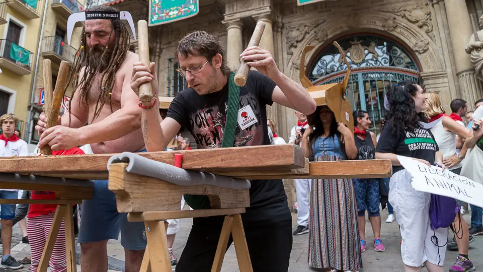 Manifestación antitaurina 'Kalejira Festiva' en el casco antiguo. IÑIGO ALZUGARAY (12)