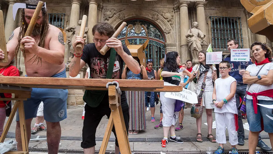 Manifestación antitaurina 'Kalejira Festiva' en el casco antiguo. IÑIGO ALZUGARAY (13)