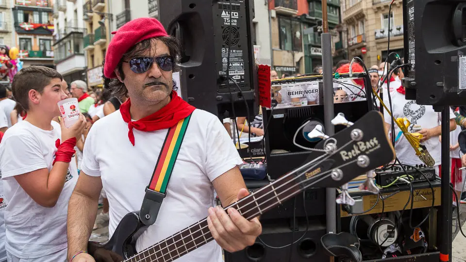 Manifestación antitaurina 'Kalejira Festiva' en el casco antiguo. IÑIGO ALZUGARAY (15)