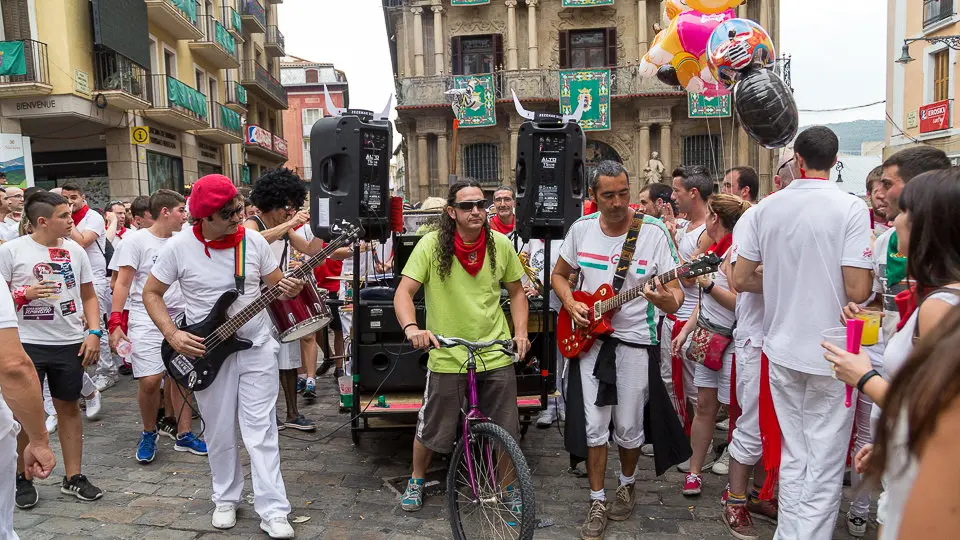 Manifestación antitaurina 'Kalejira Festiva' en el casco antiguo. IÑIGO ALZUGARAY (17)