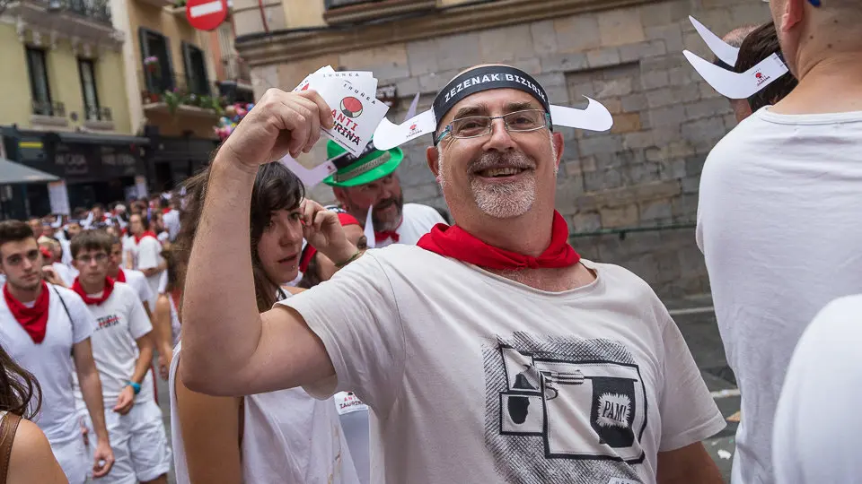 Manifestación antitaurina 'Kalejira Festiva' en el casco antiguo. IÑIGO ALZUGARAY (22)