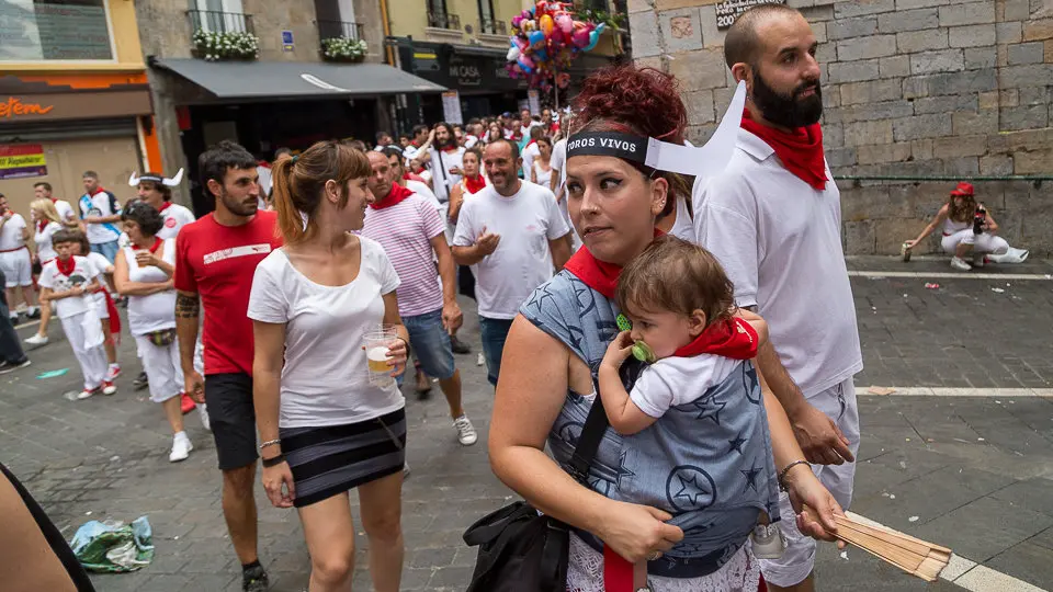 Manifestación antitaurina 'Kalejira Festiva' en el casco antiguo. IÑIGO ALZUGARAY (23)