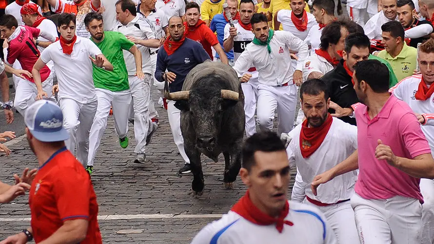 Los toros de José Escolar enfilan Telefónica en el segundo encierro de San Fermín 2017. MIGUEL OSÉS (5)