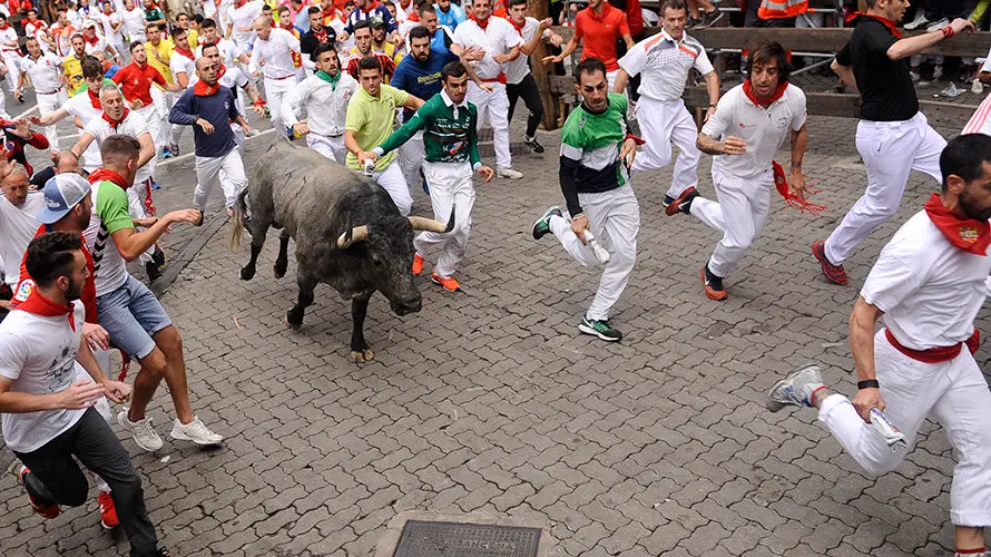 Los toros de José Escolar enfilan Telefónica en el segundo encierro de San Fermín 2017. MIGUEL OSÉS (8)