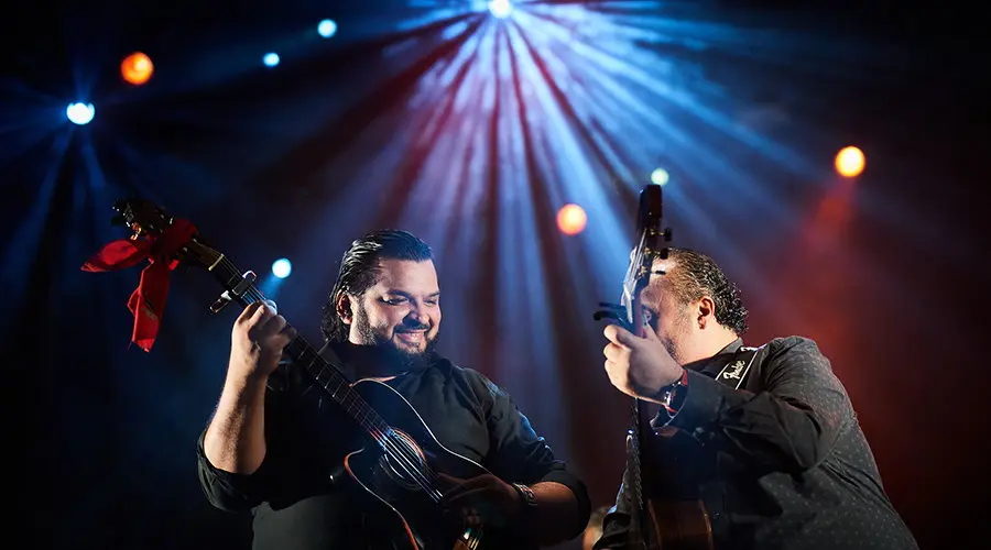 El grupo los Gipsy Kings ofrece un concierto en la Plaza de los Fueros de Pamplona el día 7 de San Fermín DANIEL FERNÁNDEZ08