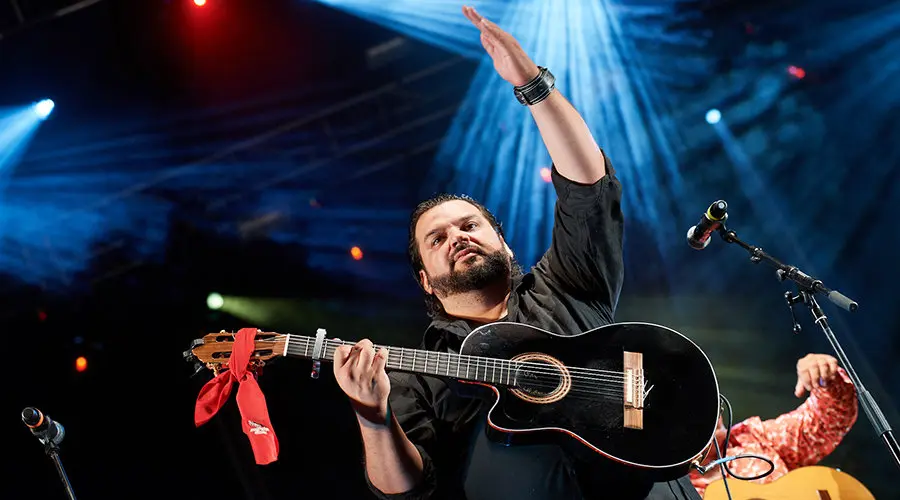 El grupo los Gipsy Kings ofrece un concierto en la Plaza de los Fueros de Pamplona el día 7 de San Fermín DANIEL FERNÁNDEZ10