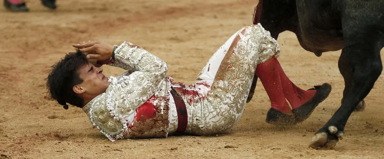 GRA363. PAMPLONA, 08/07/2017.- El diestro madrile&ntilde;o Gonzalo Caballero tras sufrir una cornada en el gl&uacute;teo durante la lidia del primero de su lote, durante la segunda de la Feria del Toro que se celebra en la Monumental de Pamplona, compartiendo cartel con Eugenio de Mora y Pepe Moral, lidiando reses de Jos&eacute; Escolar. EFE/Villar L&oacute;pez.