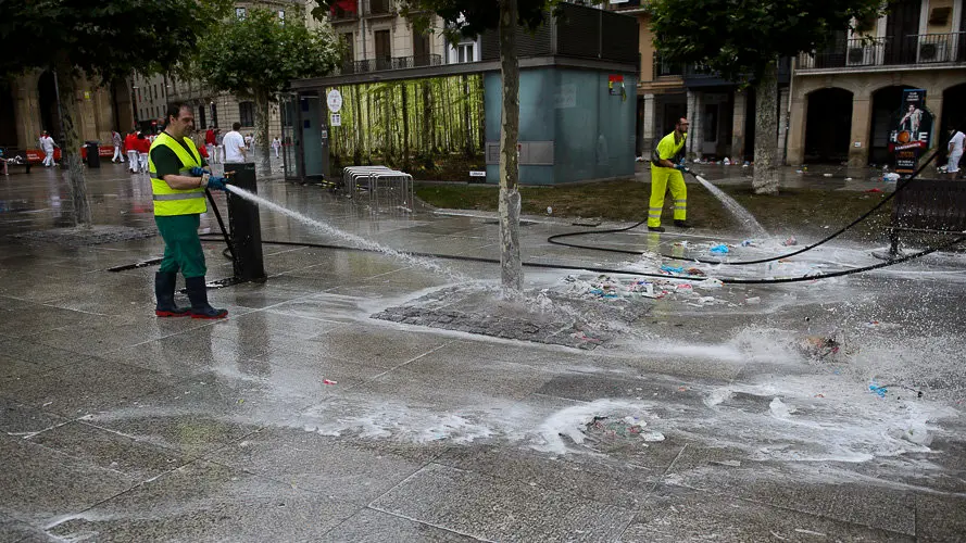 Servicios de limpieza limpian la Plaza del Castillo. PABLO LASAOSA03