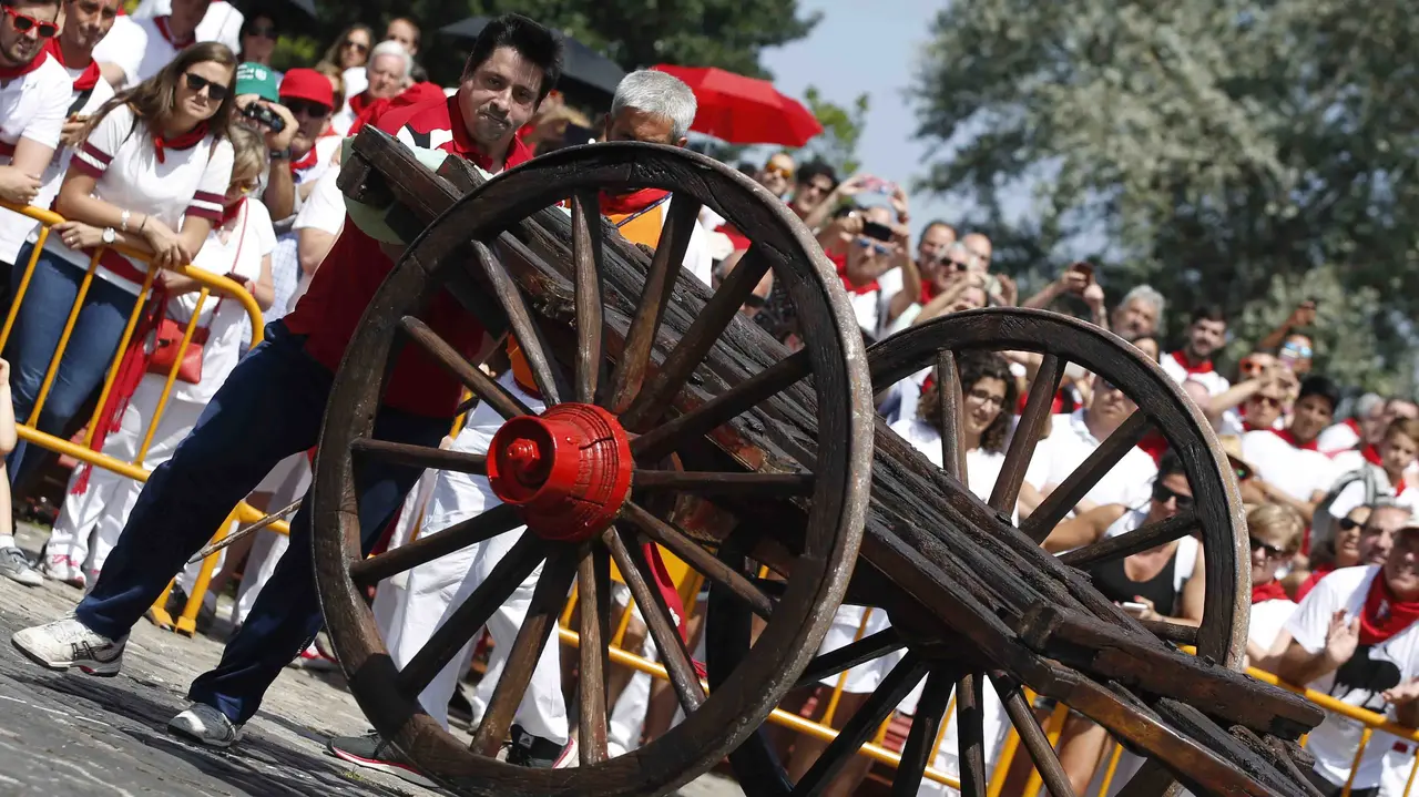 GRA133. PAMPLONA, 09/07/2017.- El deportista Alvaro Ibarrondo, durante su actuación en Levantamiento de Carro, prueba de los Campeonatos navarros de Deporte Rural, en la plaza de los Fueros, dentro de las fiestas de San Fermín de la capital pamplonica. EFE/Javier Lizón