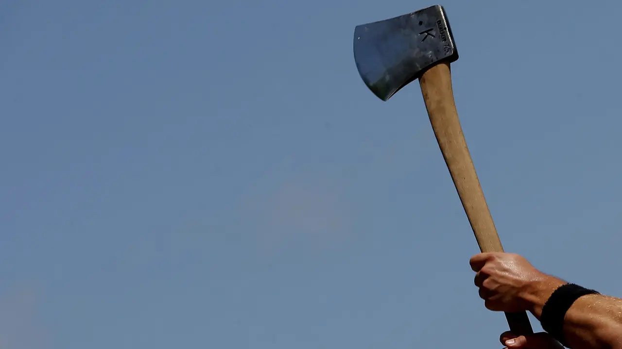 GRA121. PAMPLONA, 09/07/2017.- Campeonato navarro de Aizkora (hacha), con troncos de madera de haya, en la plaza de los Fueros, dentro de las fiestas de San Fermín, en la capital pamplonica. EFE/Javier Lizón