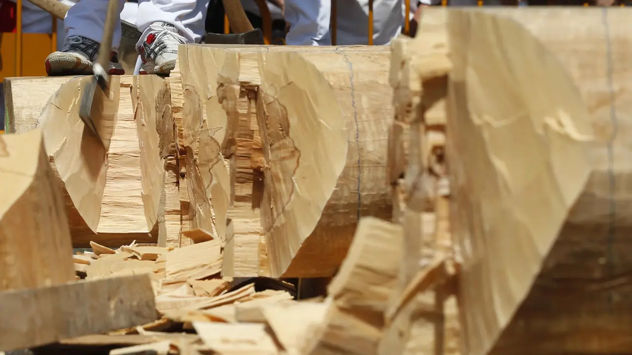 GRA120. PAMPLONA, 09/07/2017.- Campeonato navarro de Aizkora (hacha), con troncos de madera de haya, en la plaza de los Fueros, dentro de las fiestas de San Fermín, en la capital pamplonica. EFE/Javier Lizón
