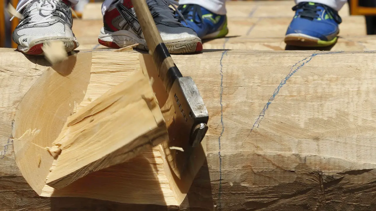 GRA119. PAMPLONA, 09/07/2017.- Campeonato navarro de Aizkora (hacha), con troncos de madera de haya, en la plaza de los Fueros, dentro de las fiestas de San Fermín, en la capital pamplonica. EFE/Javier Lizón