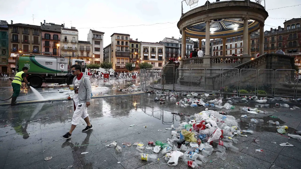 GRA046. PAMPLONA, 09/07/2017.- Trabajadores del servicio de limpieza de Pamplona limpian desde primeras horas de la mañana las calles de Pamplona tras una noche en la que la afluencia masiva de visitantes se ha dejado notar en la capital navarra. EFE/Jesús Diges