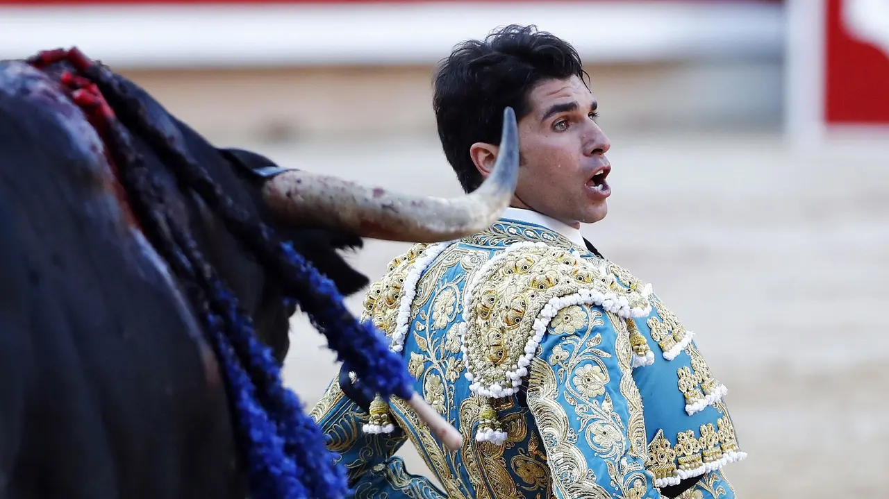 GRA419. PAMPLONA, 11/07/2017.- El diestro Cayetano Rivera con su segundo durante el séptimo festejo de los Sanfermines, en el que comparte cartel con los matadores, el peruano Andrés Roca Rey y Miguel Ángel Perera, lidiando toros de Jandilla. EFE/Jesús Diges
