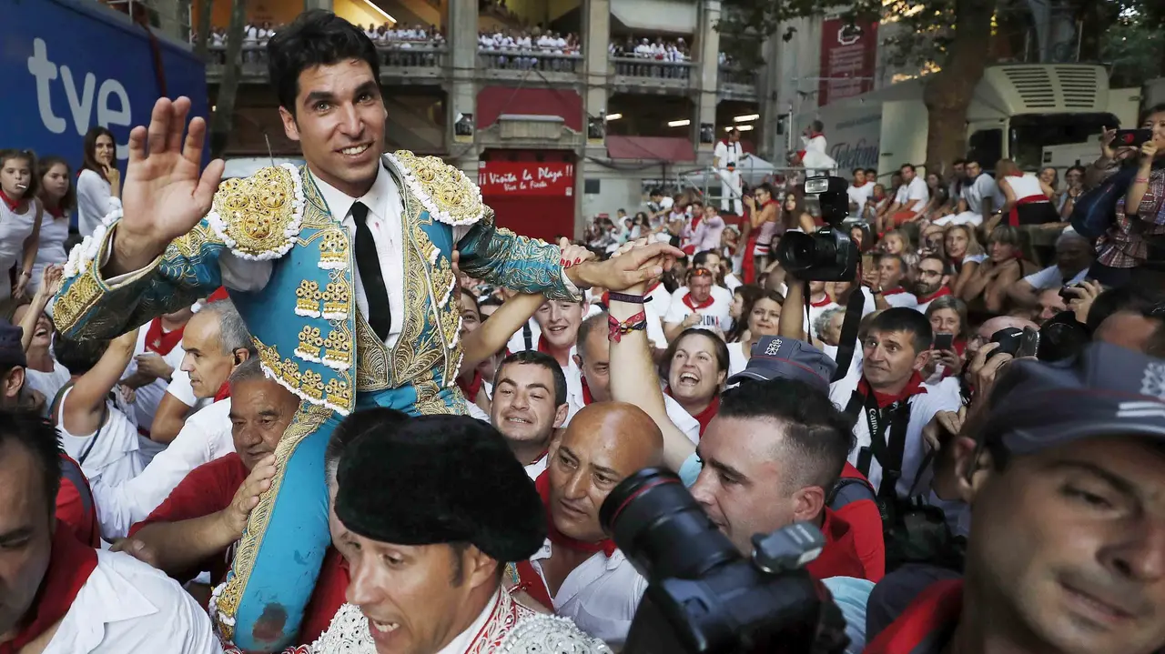 GRA386. PAMPLONA, 11/07/2017.- El diestro Cayetano Rivera sale a hombros por la puerta grande de la Plaza de Toros de Pamplona al termino del s&eacute;ptimo festejo de los Sanfermines, donde cort&oacute; una oreja a cada uno de los Jandilla que le toc&oacute; en suerte. Cayetano comparti&oacute; cartel con los matadores, el peruano Andr&eacute;s Roca Rey y Miguel &Aacute;ngel Perera, lidiando toros de Jandilla. EFE/Jes&uacute;s Diges