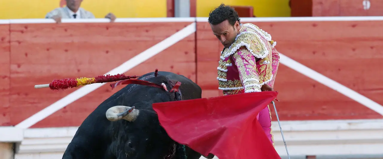 El diestro Antonio Ferrera con su primero durante la penúltima corrida de los Sanfermines en la que ha compartido cartel con Ginés Marín y Alejandro Talavante, con toros de Núñez del Cuvillo. EFE/Javier Lizon