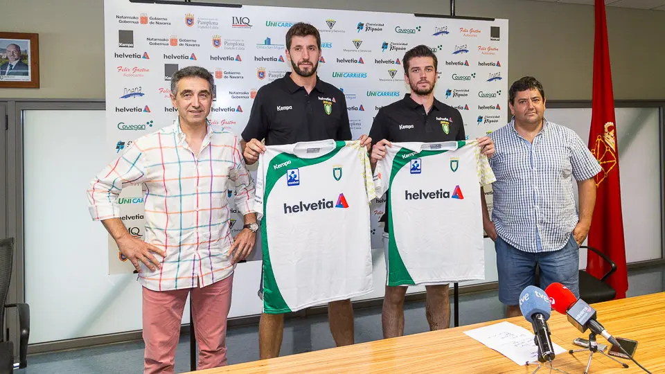 Presentación de los fichajes de Helvetia Anaitasuna Raúl Nantes y Cristian Martínez (08). IÑIGO ALZUGARAY