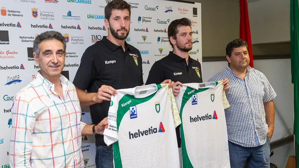 Presentación de los fichajes de Helvetia Anaitasuna Raúl Nantes y Cristian Martínez (09). IÑIGO ALZUGARAY