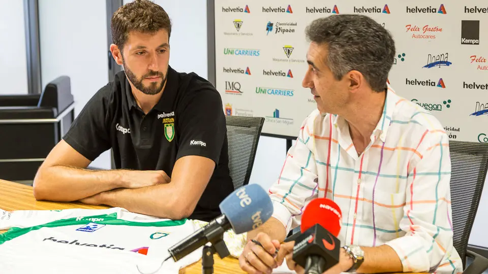 Presentación de los fichajes de Helvetia Anaitasuna Raúl Nantes y Cristian Martínez (13). IÑIGO ALZUGARAY