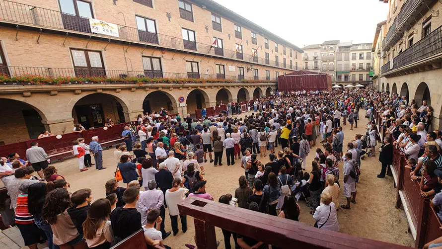 Concentración silenciosa en la Plaza del Ayuntamiento de Puente la Reina en recuerdo del joven muerto en la explosión. MIGUEL OSÉS (2)