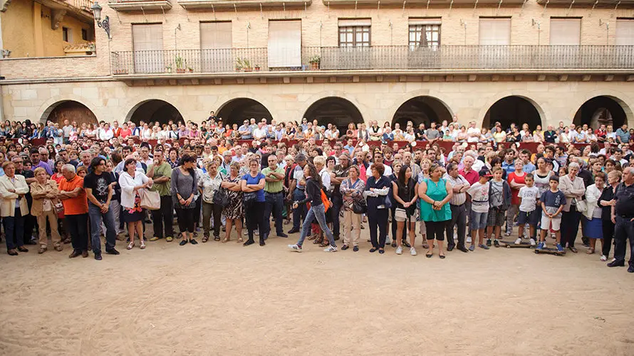 Concentración silenciosa en la Plaza del Ayuntamiento de Puente la Reina en recuerdo del joven muerto en la explosión. MIGUEL OSÉS