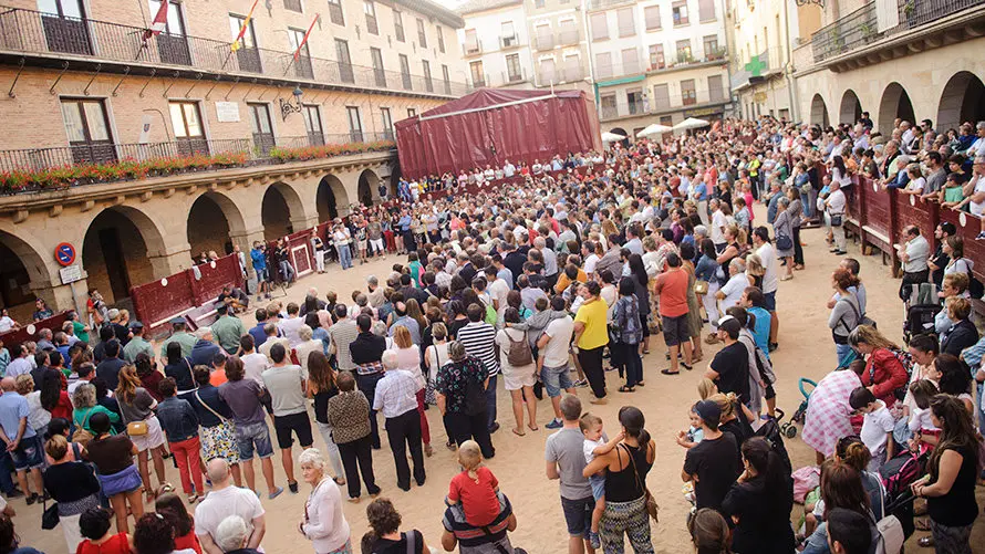 Concentración silenciosa en la Plaza del Ayuntamiento de Puente la Reina en recuerdo del joven muerto en la explosión. MIGUEL OSÉS_2